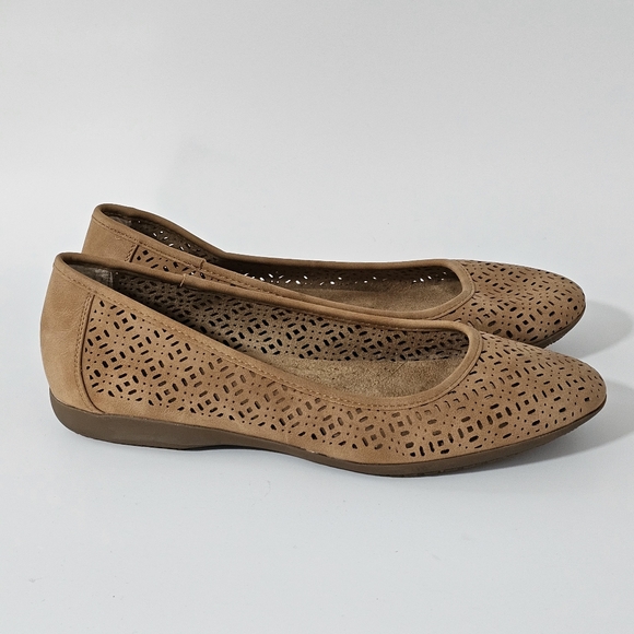Vintage 7 Eight Carcy Tan Faux Leather Perforated Flats Size 10 - Picture 2 of 8